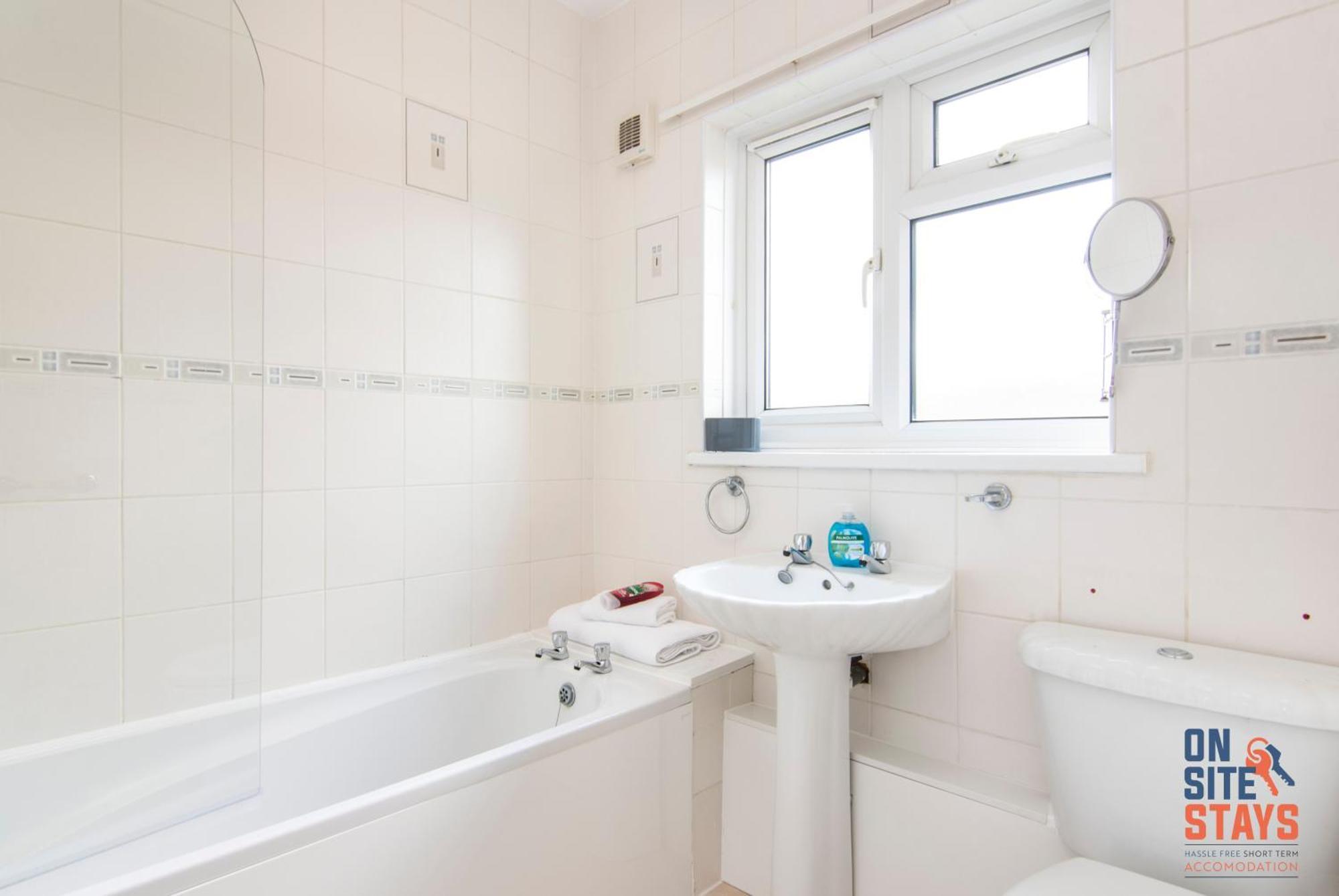 Onsitestays - Cosy 2-Bedroom Apartment With Private Entrance & Long Stay Prices Gravesend Exterior photo